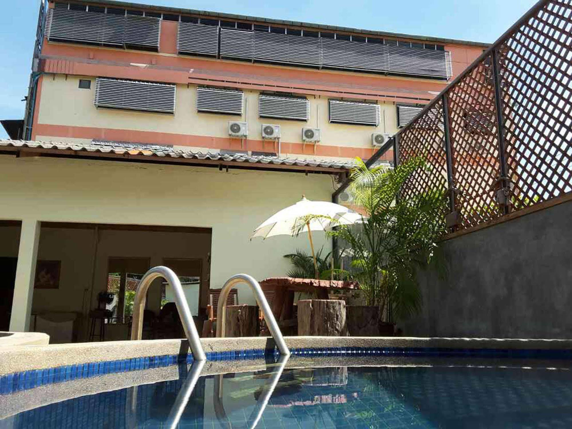 Hotel Centro Cnx Chiang Mai Exterior foto